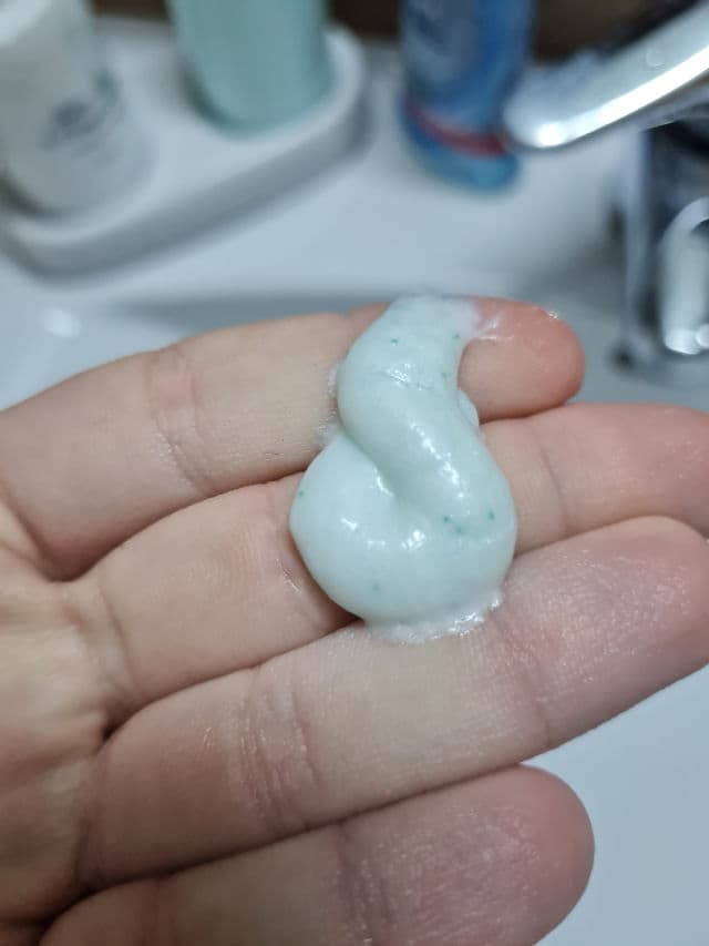 Neutrogena VISIBLY CLEAR Spot Stress Control Daily Scrub review photo by Bridgetme