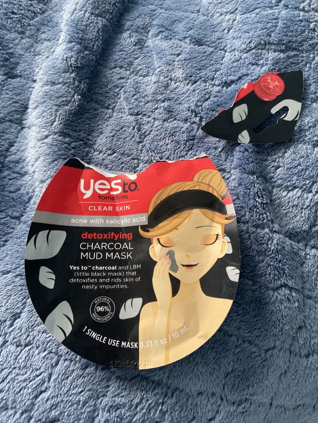 Yes To Tomatoes Clear Skin Detoxifying Charcoal Mud Mask review photo by pasteltulips
