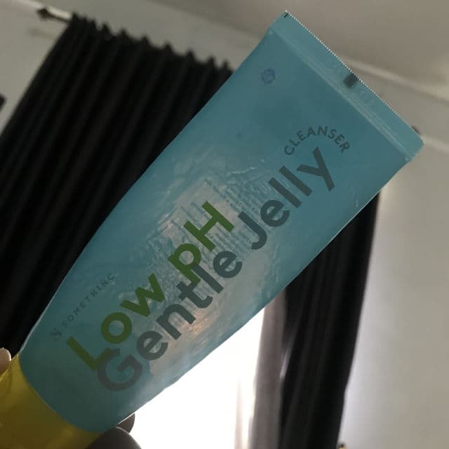Somethinc Low pH Gentle Jelly Cleanser review photo by Caretomyskin