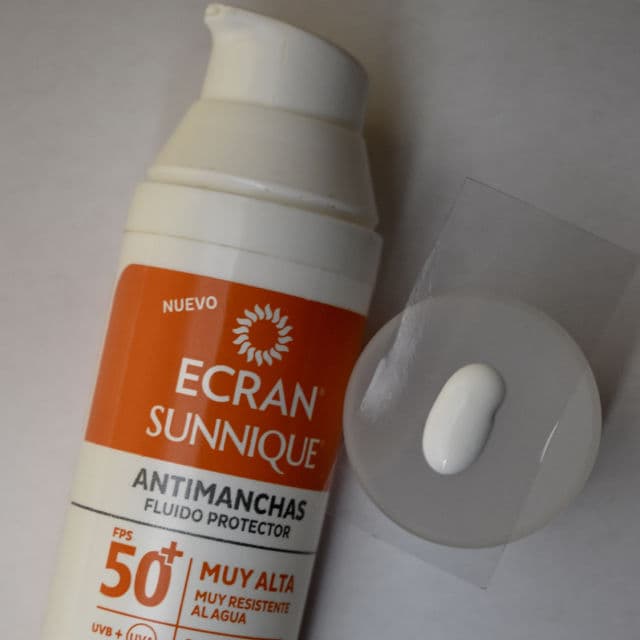 Ecran Sunnique Antimanchas Fluido Protector Facial SPF50+ review photo by CeliaLoiz
