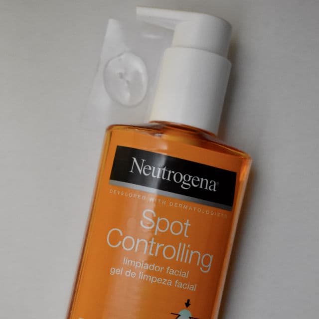 Neutrogena Visibly Clear Spot Proofing Daily Wash review photo by CeliaLoiz
