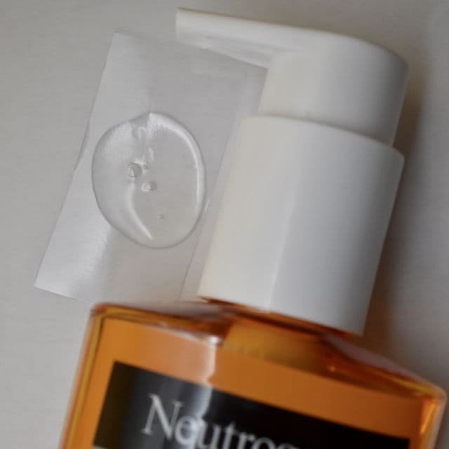 Neutrogena Visibly Clear Spot Proofing Daily Wash review photo by CeliaLoiz