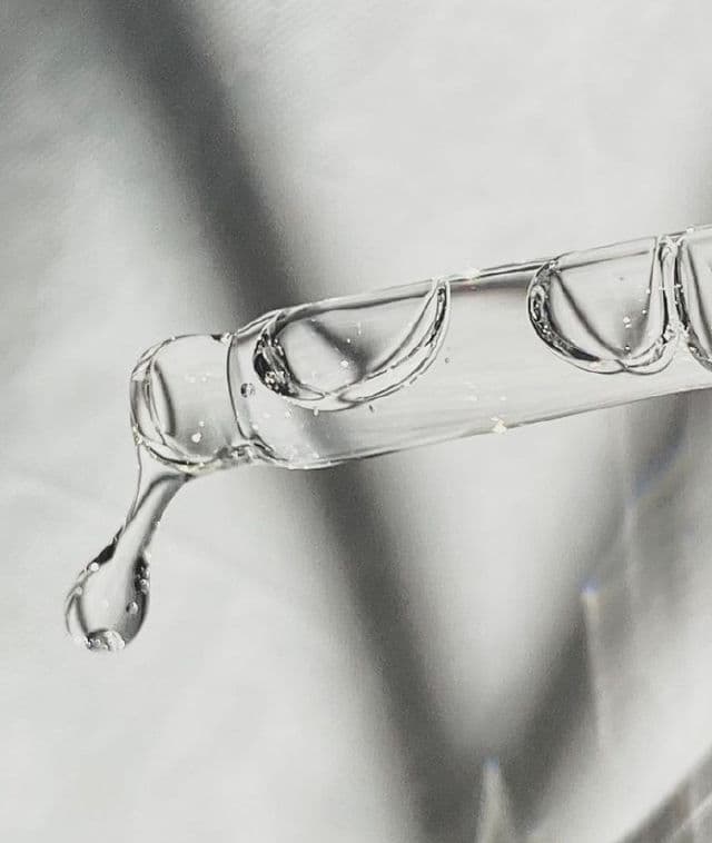 Gratitude Bar Bright Drops - Alpha Arbutin Hyaluronic Acid Vitamin B3 Brightening Serum review photo by Constanciandra