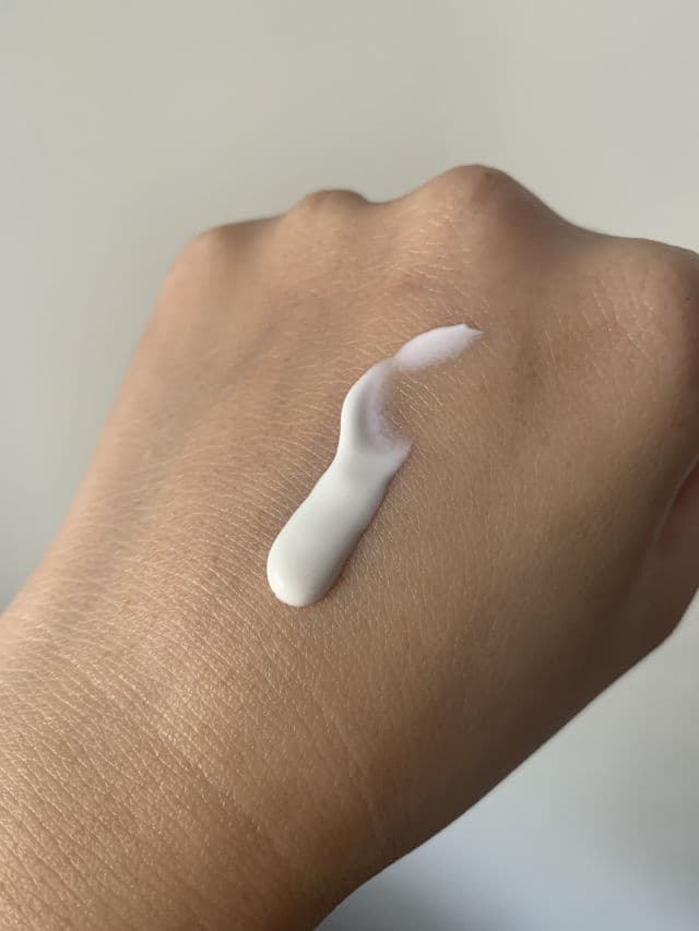 Aveeno Protect & Hydrate Lotion Sunscreen with Broad Spectrum SPF50 for Face review photo by Dyarra