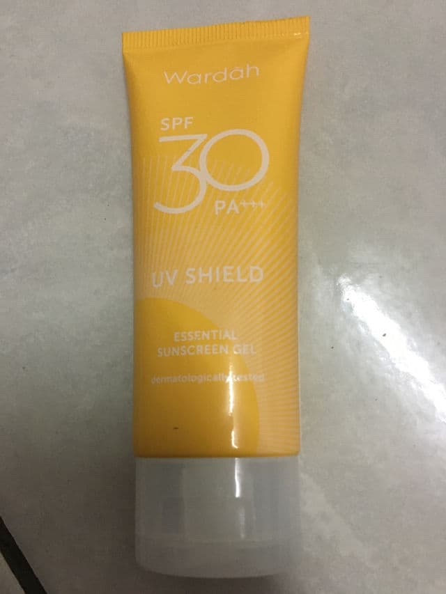 Wardah UV Shield Essential Sunscreen Gel SPF 30 PA+++ review photo by Ezza