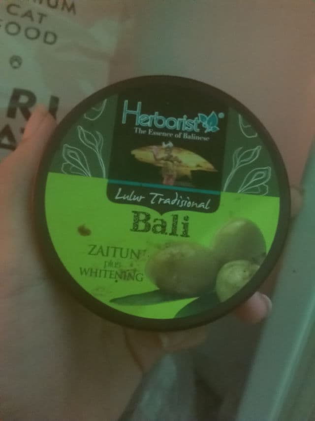 Herborist Lulur Traditional Bali Kiwi Extract plus Whitening review photo by Febiftya