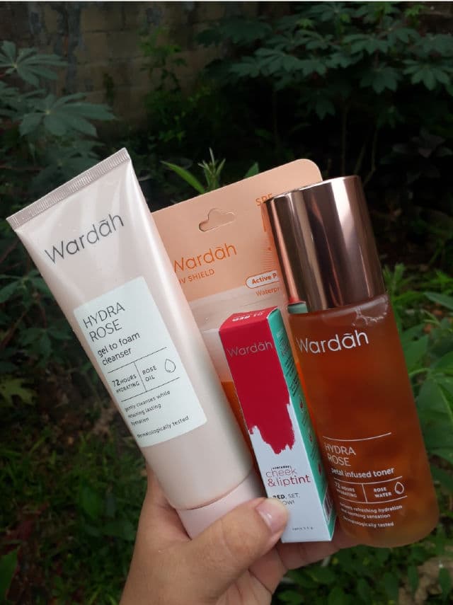 Wardah Hydra Rose Petal Infused Toner review photo by glowediaries