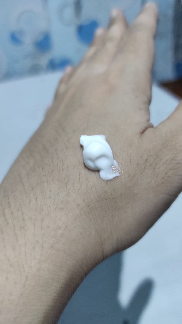 Vaseline Healthy Bright UV Extra Brightening review photo by Harlina