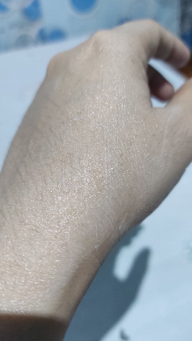 Vaseline Healthy Bright UV Extra Brightening review photo by Harlina