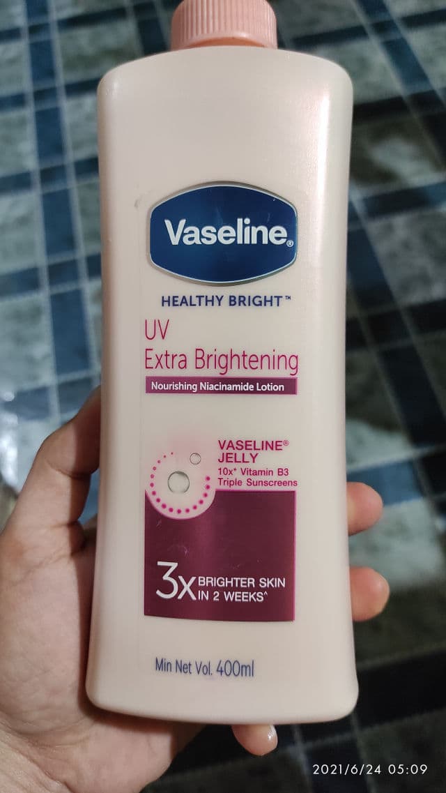 Vaseline Healthy Bright UV Extra Brightening review photo by Harlina