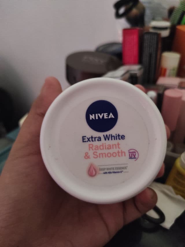 Nivea Extra White Radiant & Smooth Cream review photo by Hesvara