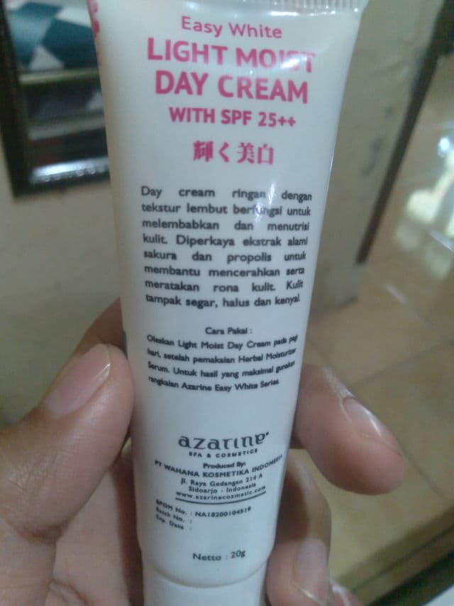 Azarine Easy White Light Moist Day Cream SPF 25++ review photo by Indrimauliddiyah