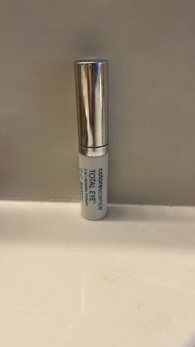 Colorscience Total Eye 3-in-1 Renewal Therapy review photo by Katlaaa