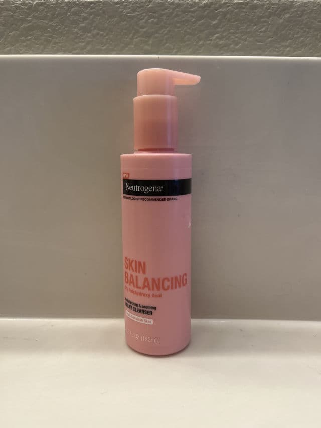 Neutrogena Skin Balancing Milky Cleanser for Dry Skin review photo by Katlaaa