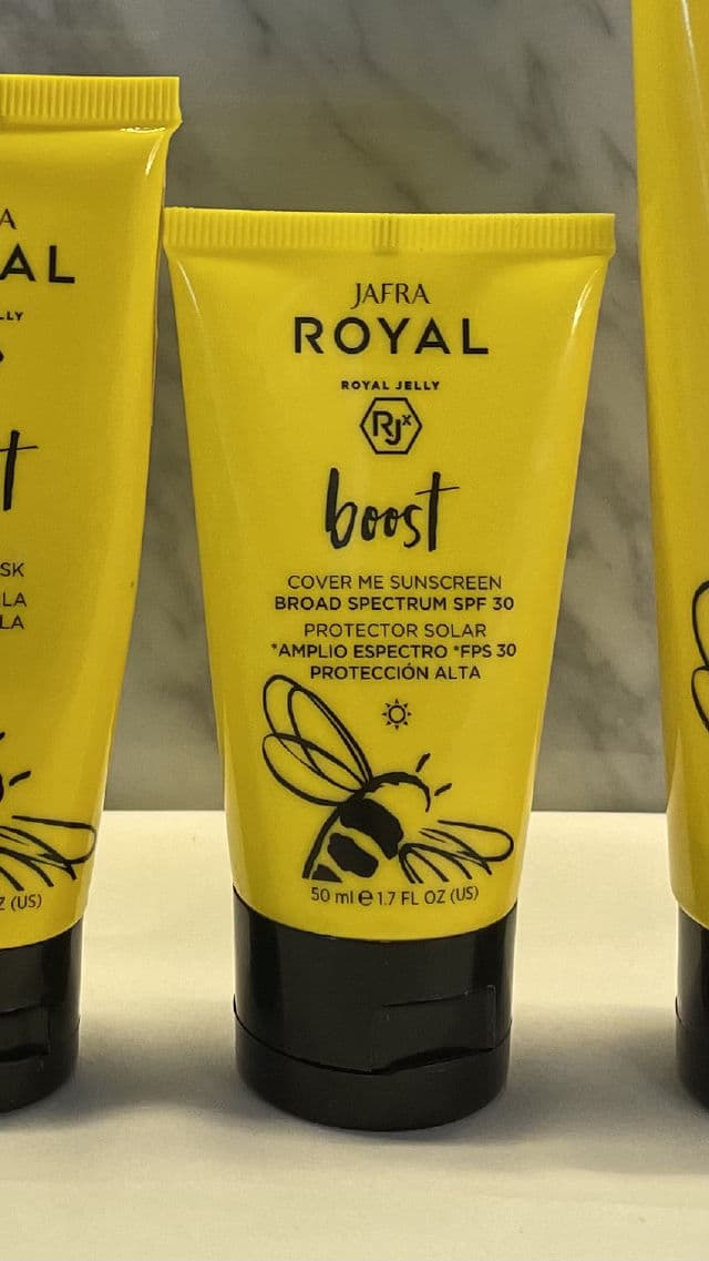 JAFRA Royal Boost Cover Me Sunscreen Broad Spectrum SPF 30 review photo by Keziatabita