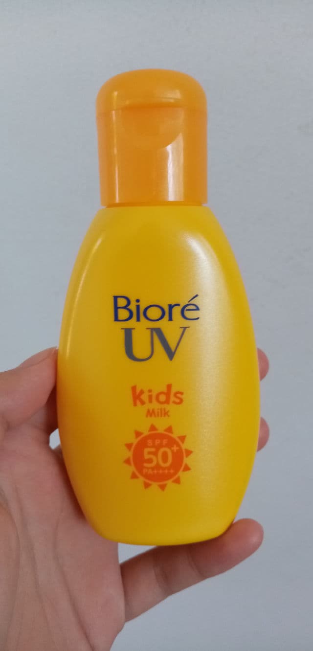 Biore Sarasara UV Nobinobi Carefree Kids Milk Sunscreen SPF50+/PA++++ review photo by alwaysleit