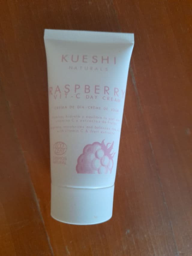 Kueshi Raspberry Vit-C Day Cream review photo by Lyp