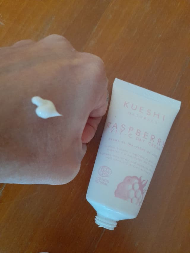 Kueshi Raspberry Vit-C Day Cream review photo by Lyp