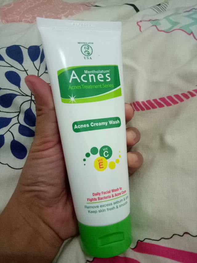 Mentholatum Acnes Creamy Wash review photo by MamanyaAzzam