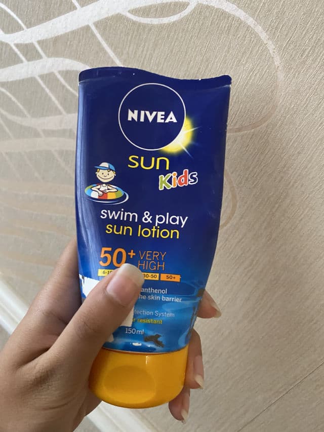 Nivea Kids Swim & Play Sun Lotion SPF50+ review photo by MariaMhddn