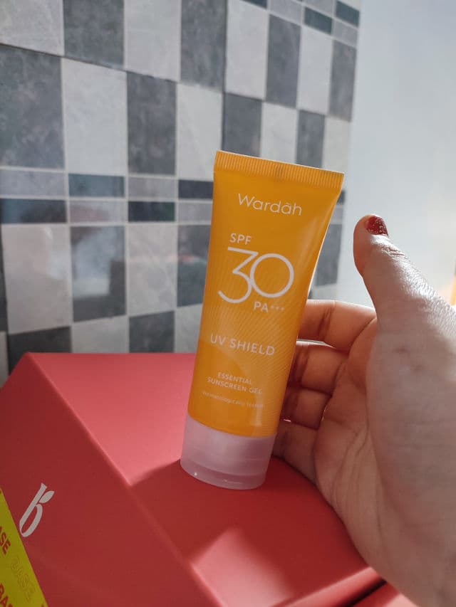 Wardah UV Shield Essential Sunscreen Gel SPF 30 PA+++ review photo by Michico