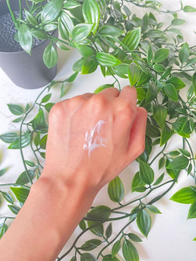 Nivea Naturally Good Radiance Day Cream review photo by Minac