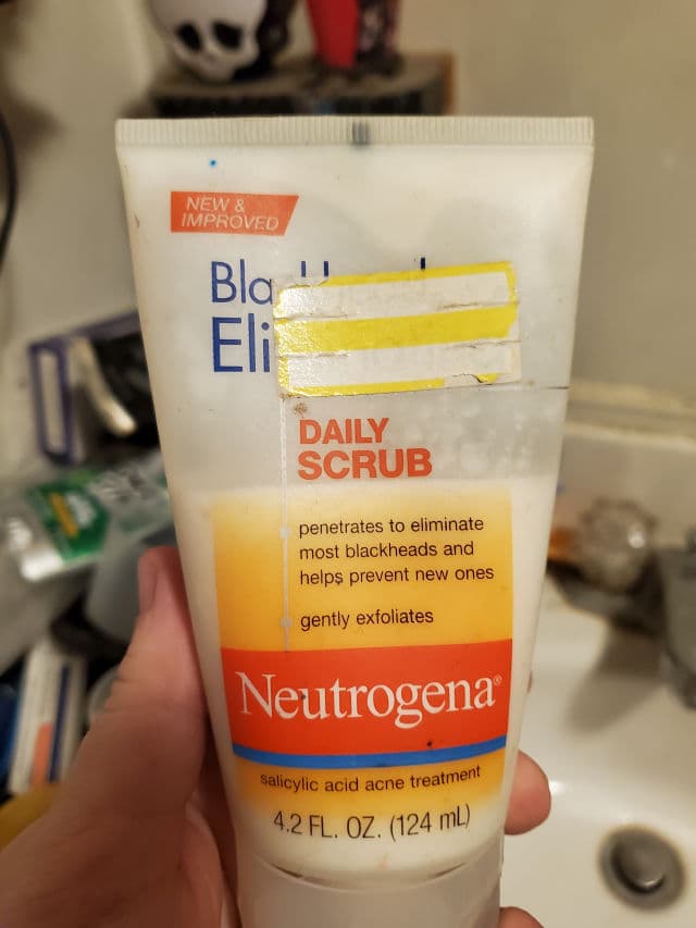 Neutrogena Visibly Clear Blackhead Eliminating Daily Scrub review photo by Misshollygrove