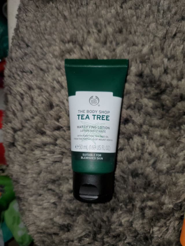 The Body Shop Tea Tree Skin Mattifying Lotion review photo by Misshollygrove
