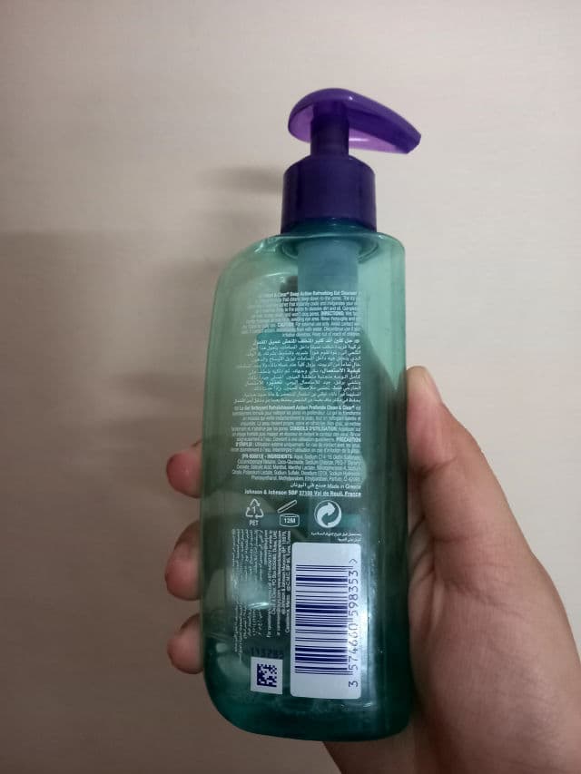 Clean & Clear Deep Action Refreshing Gel Cleanser review photo by Muniba