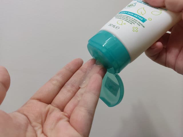 Simple Daily Detox Purifying Face Wash review photo by Muziz