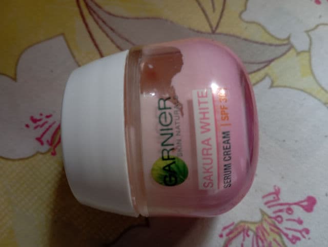 Garnier Sakura White Pinky Radiance & Smooth Pores Whitening Serum Cream SPF21/PA+++ review photo by Nabilahranti