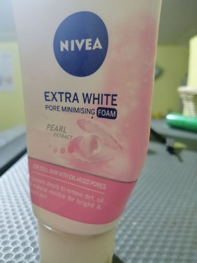 Nivea Extra White Pore Minimising Foam with Pearl Extract review photo by NinaGDM