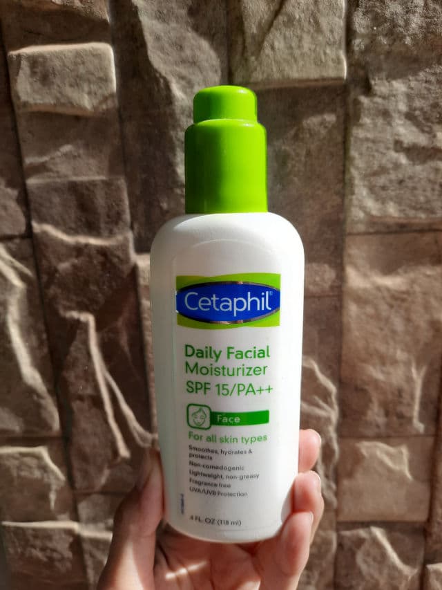 Cetaphil Daily Facial Moisturizer SPF 15 review photo by Ninskinjournal