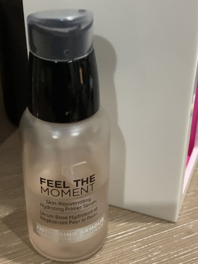 It Cosmetics Feel The Moment Skin-Rejuvenating Hydrating Primer Serum review photo by Nisakniza