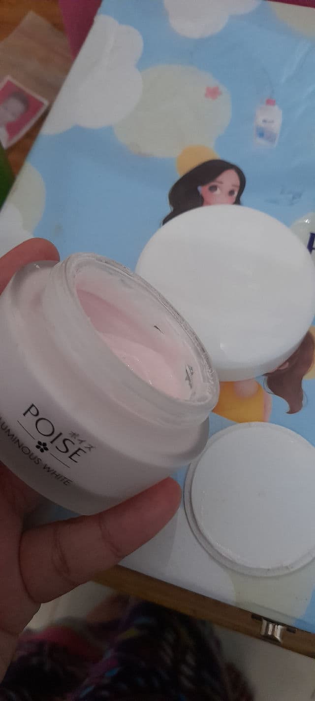 POISE Luminous White Whitening Day Cream SPF 19 review photo by Nuvinurfa