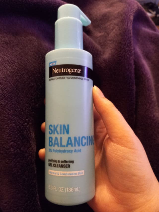 Neutrogena Skin Balancing Gel Cleanser (2% Polyhydroxy Acid) review photo by ParisJ