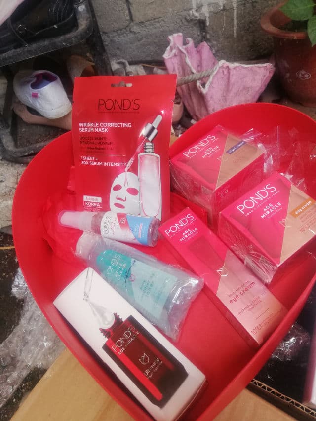 Pond's Age Miracle Ultimate Youth Essence  review photo by PickyAddict