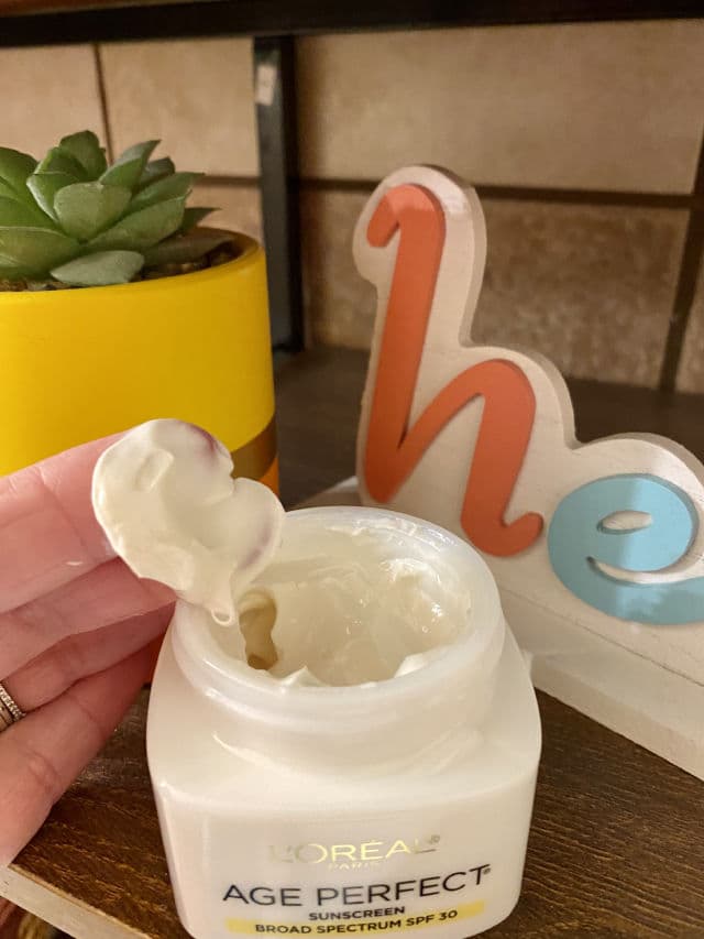 L'Oreal Paris Age Perfect Anti-Sagging + Anti-Age Spot Hydrating Moisturizer Day Cream SPF 15 review photo by Ptreadaway