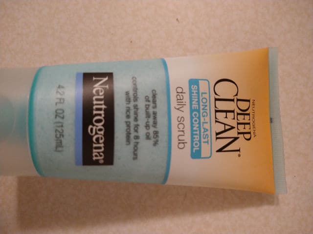 Neutrogena Deep Clean Long-Last Shine Control Daily Scrub review photo by ReneeC