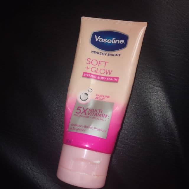 Vaseline Soft Glow Vitamin Body Serum review photo by RereNa