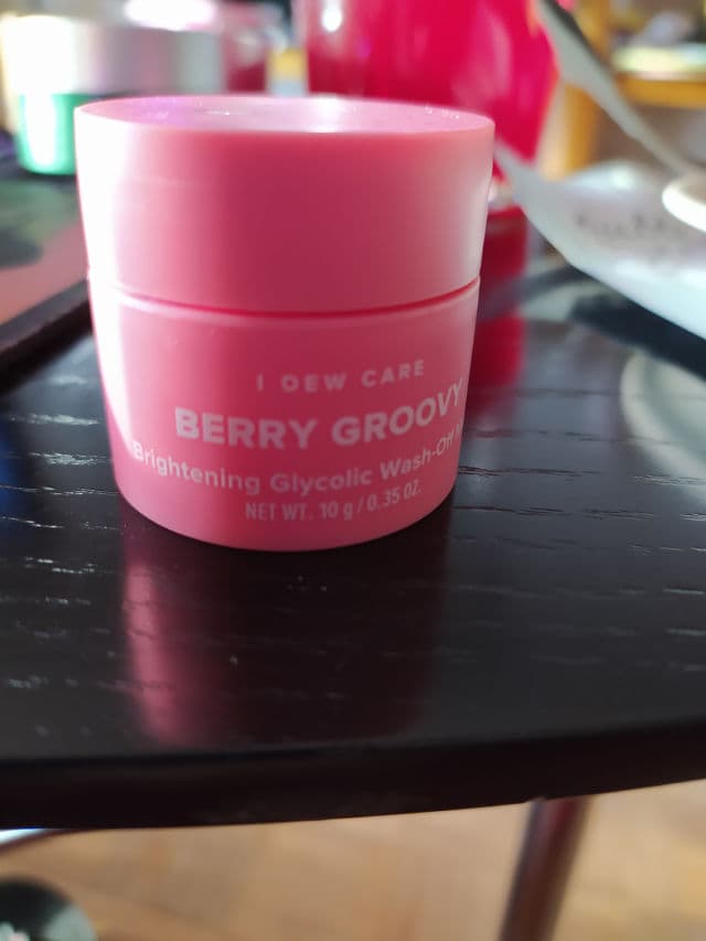 I Dew Care Berry Groovy Brightening Glycolic Wash-Off Mask review photo by Risseinne