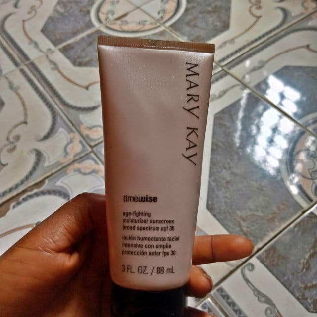 Mary Kay TimeWise Age-Fighting Moisturizer Sunscreen Broad Spectrum SPF 30 review photo by Roxieeee 