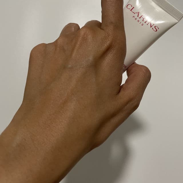 Clarins Hand and Nail Treatment Cream review photo by Ruthieandskincare