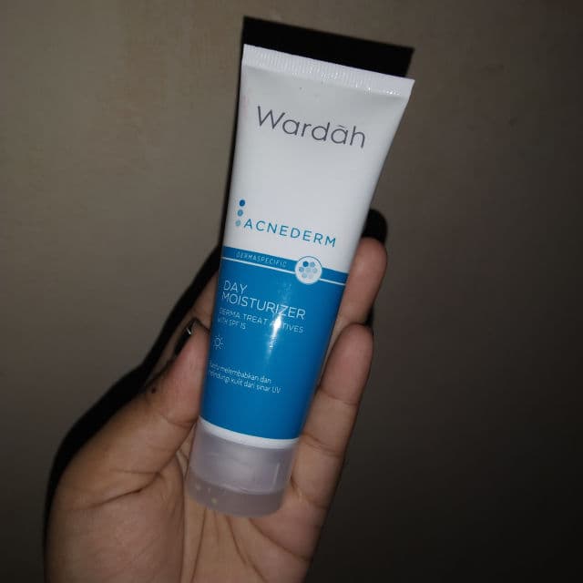 Wardah Acnederm Day Moisturizer review photo by Shaaaaa
