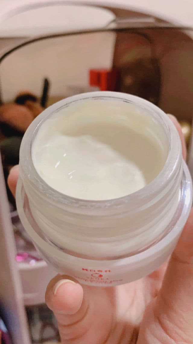 Senka White Beauty Glow UV Cream SPF 25 PA++ review photo by SkincareJunkie4