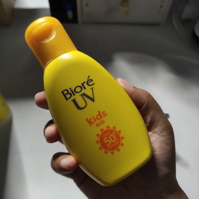 Biore Sarasara UV Nobinobi Carefree Kids Milk Sunscreen SPF50+/PA++++ review photo by SkincareSushi