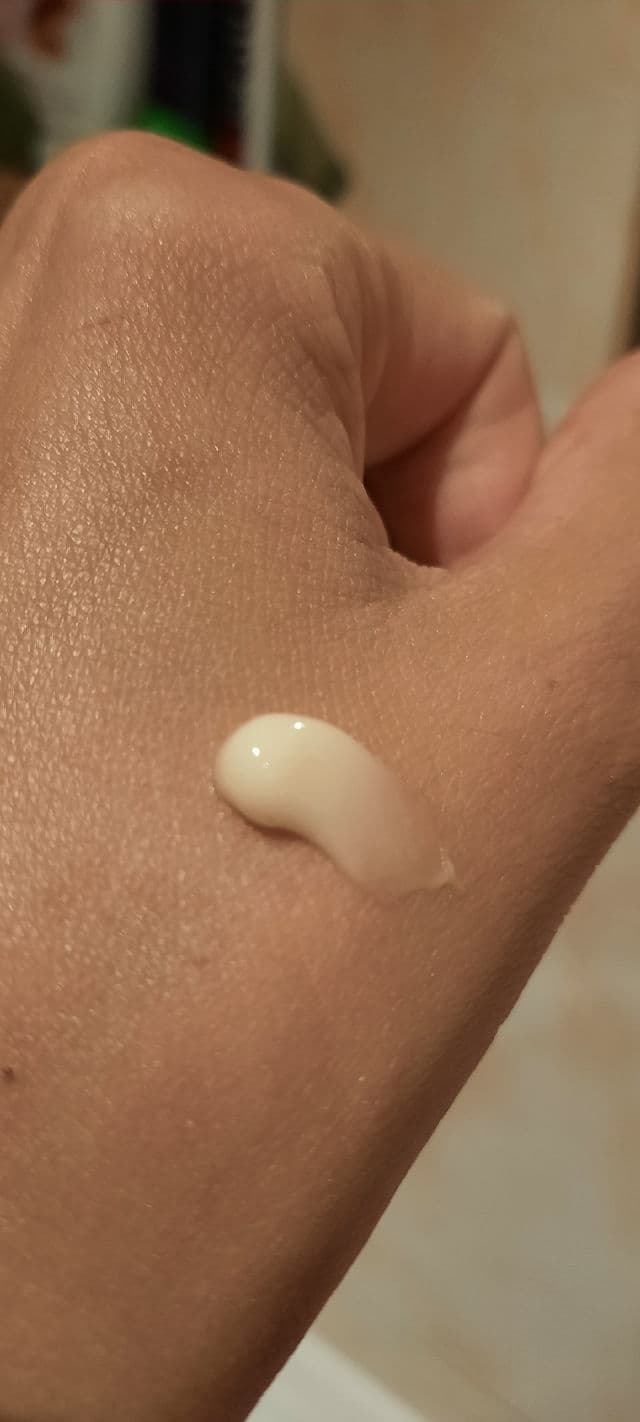 Eucerin DermoPurifyer Oil Control Mattifying Fluid review photo by Skincarewithmom