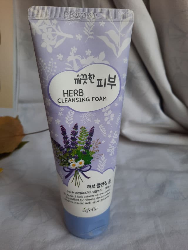 ESFOLIO Pure Skin Collagen Cleansing Foam review photo by Stacychan