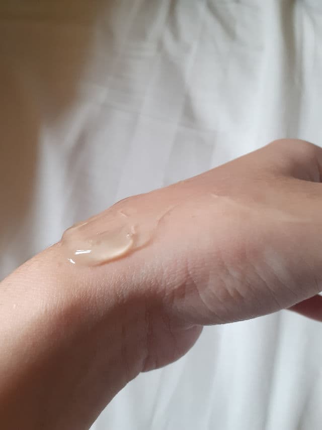 Vaseline Healthy Bright Fresh + Glow Vitamin Gel Serum review photo by Suriskinsdiary