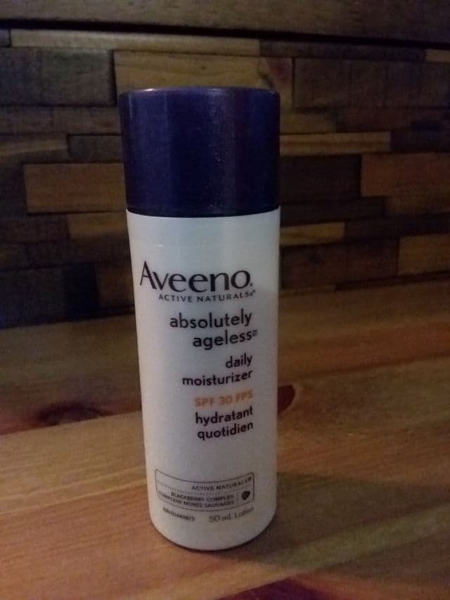 Aveeno Absolutely Ageless Daily Moisturizer SPF 30 review photo by TheEpidermian